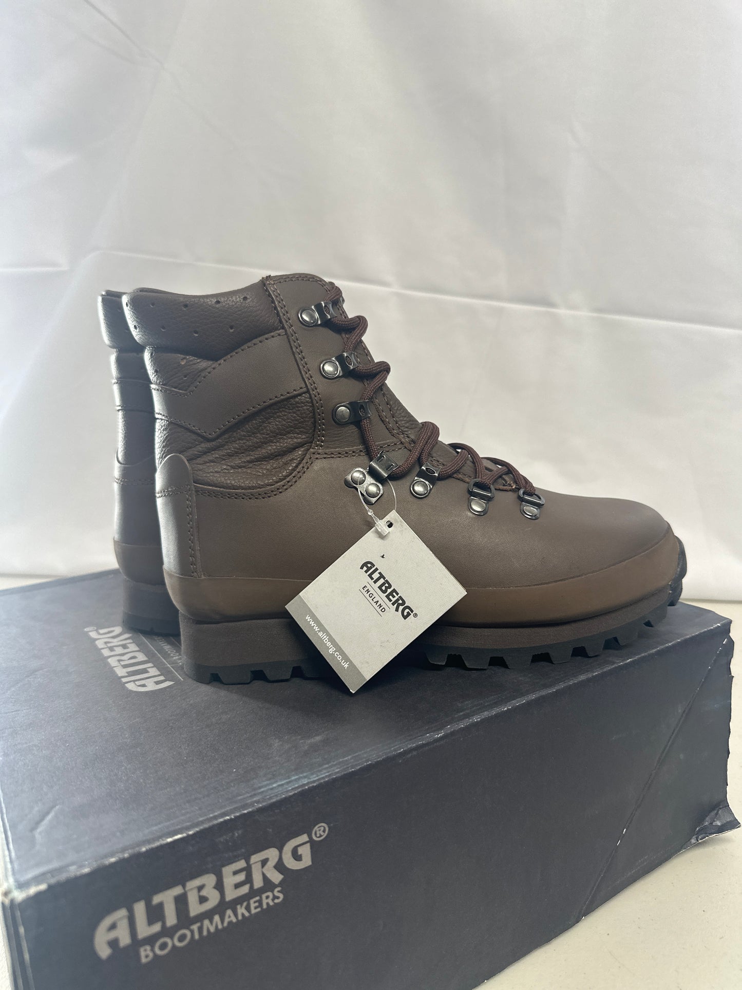 British Army Issued ALTBERG SIZE 5M MALE COMBAT BOOTS BRAND NEW #9